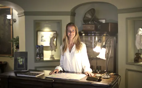 A smiling receptionist behind a welcoming reception desk